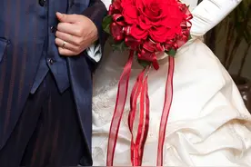 美国52岁老妇与9个男人历经11次婚姻，仍在不懈追求真爱图片
