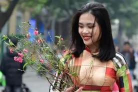 越南将大量成捆人民币在街上摆放着，到底要干嘛？看完你就明白了图片