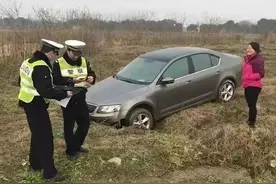 跟着导航走，危险随时有：小轿车开进沟里、大货车命悬山崖图片