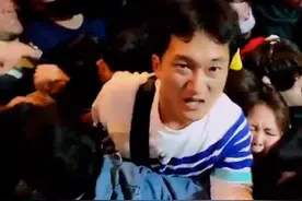 网红直播拍下被挤画面，名模厕所逃过一劫，24岁男偶像梨泰院遇难图片