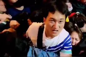 网红直播拍下被挤画面，名模厕所逃过一劫，24岁男偶像梨泰院遇难图片