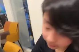 张柏芝下厨为儿子做大餐，12岁小Q越长越像谢霆锋，长子卷毛抢镜图片