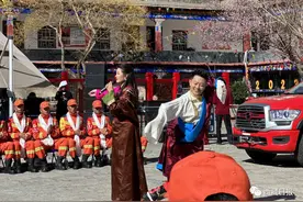超燃！今天布达拉宫脚下的演出图片