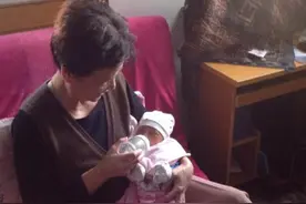 孩子小时候谁陪他睡，会影响他长大后的性格，家长要谨慎对待图片