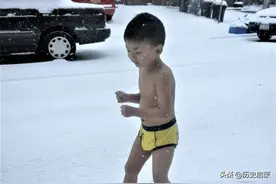 10年前那个曾被父亲逼迫，在雪地裸跑的3岁男孩，如今有何成就？图片