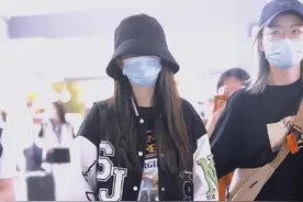 杨幂带火了一种穿搭叫“上面去运动，下面去约会”，高级又吸睛图片