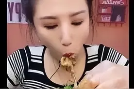网红女主播对大白鲨又撕又啃，不断挑战人性底线，网友：太低俗图片