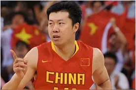 八一男篮王治郅：二婚娶小13岁美女主持人，19岁儿子身高2米08图片