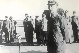 一个小战士退伍回乡搬砖，开国上将张爱萍寻他13年，为他恢复待遇图片