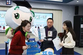 高校老师“直播带人”，火了！图片