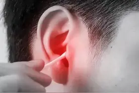 耳朵奇痒无比，掏了也不管用？4种疾病信号需排除，建议尽快就医图片