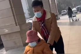 52岁耿为华在医院照顾老母亲，推轮椅忙前忙后，苍老许多无人认出图片