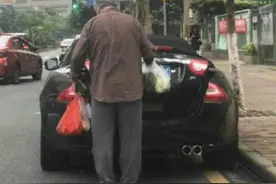60多岁大爷开豪车上街引争议，衣着朴素仍遭质疑，大爷：没别的车图片