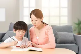 为啥男孩长大后难跟妈妈亲近？儿子到了这一年龄，妈妈就该退位了图片