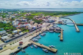 用无人机航拍中国台湾省澎湖，俯看蓝宝石大海中的“外婆澎湖湾”图片