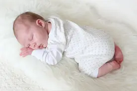 了解0-3个月婴儿睡眠特点，助你早日逃离睡眠困扰，拥有安睡宝宝图片