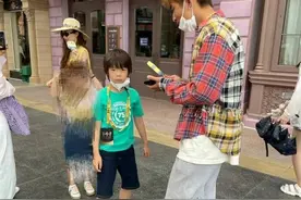 霍思燕带儿子出门游玩，9岁嗯哼穿绿色T恤配五分裤，越来越像杜江图片