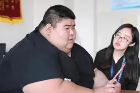山东胖子重668斤：为减肥切胃五分之一，减400斤后成功抱得美人归图片
