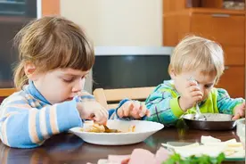 4岁男童小肠坏死！孩子吃饭时，千万不要做这几件事图片