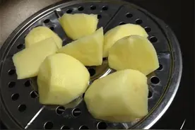 土豆一般是隔水蒸还是水里煮？哪一种方法比较好？图片