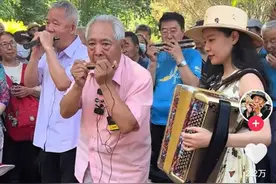 我，68岁，和70岁搭档在公园吹口琴，被网友称为e大爷和i大爷图片
