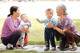 老人带娃，是被儿女感恩还是被嫌弃，其中的辛酸谁人能懂？图片