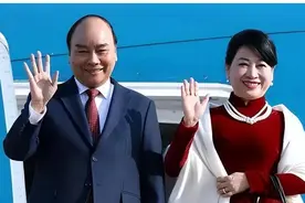 越南第一夫人：天生圆润旺夫脸，身穿奥黛气质高雅，儿女俩都爱笑图片