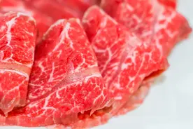 外卖牛肉出现彩色反光，是不是坏了？还能吃吗？图片