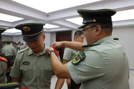 又到一年退伍季，老兵告别军营，为即将踏上新征程吹响冲锋号角图片