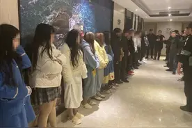鹤城公安凌晨突击娱乐场所，查获涉黄赌人员43人！图片