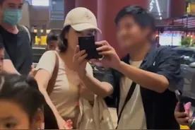 陈茵媺被男粉一路围堵求合影，用手护胸避尴尬！陈豪见状勇救妻儿图片