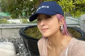 陈奕迅老婆在日本狂玩1个月，背4万的包遛狗，存款有3000万还焦虑图片