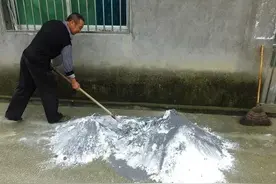 农村常将过磷酸钙与碳酸氢铵混用是否正确？这些知识点会让你明白图片