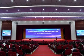 国家传染病医学中心主任张文宏教授为遵医学子作专题讲座图片