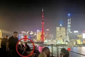 吴京请杰森·斯坦森外滩吃饺子被嘲，那个地方最低消费万元起图片