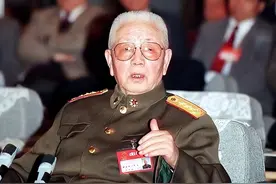 1988年刘华清开会时秘书闯入，汇报南沙打起来了，刘华清：坚决打图片