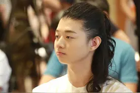 从“红极一时”到“前途尽毁”，霍尊走到今天的结局应该怪谁?图片
