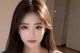 白发老人和美女公园约会，激情相拥：起码相差了30岁图片