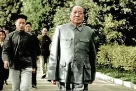 毛主席读了知青家长写来的求助信，眼圈发红，说：这信可编入课本图片
