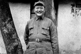 他参加红军就是团长，第二年当军长，仅用了三年就被升任为军团长图片