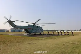 海军陆战队直升机滑降 超酷！图片