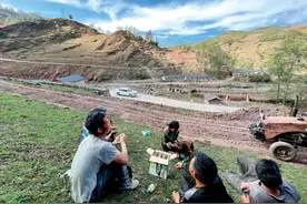 大凉山假公益团队：卖惨带货，为让女孩流泪直接掐哭图片