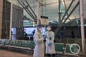 东航载132人客机坠毁，白云机场人员持MU5735引导牌图片