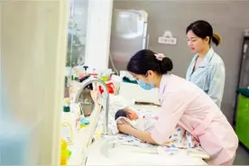 别再用湿纸巾给宝宝擦屁股，看似方便又卫生，实际上“害娃不浅”图片