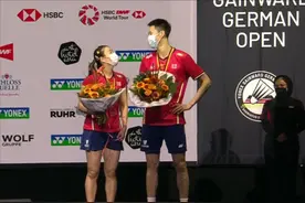 最萌身高差！国羽混双组合领奖台上傲娇“斗嘴”，男帅女美太养眼图片