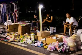现在流行的地摊经济真是害人不浅，表哥辞去工作去摆摊，如今很惨图片