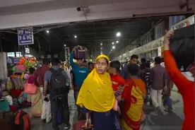 美国夫妻坐印度火车，妻子刚上车就被印度男人偷拍，背后有何原因图片
