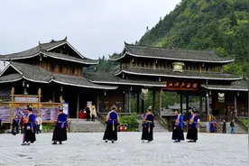 去苗寨旅游，如果被当地姑娘看上，汉族小伙给多少彩礼才合适？图片