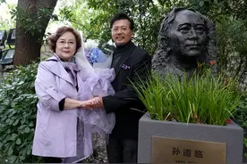 久违的前上影演员顾永菲现身，《雷雨》演繁漪，孙道临铜像前献花图片