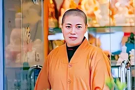 白天穿僧袍念经，晚上穿丝袜蹦迪：香港假尼姑如何能敛钱数千万？图片